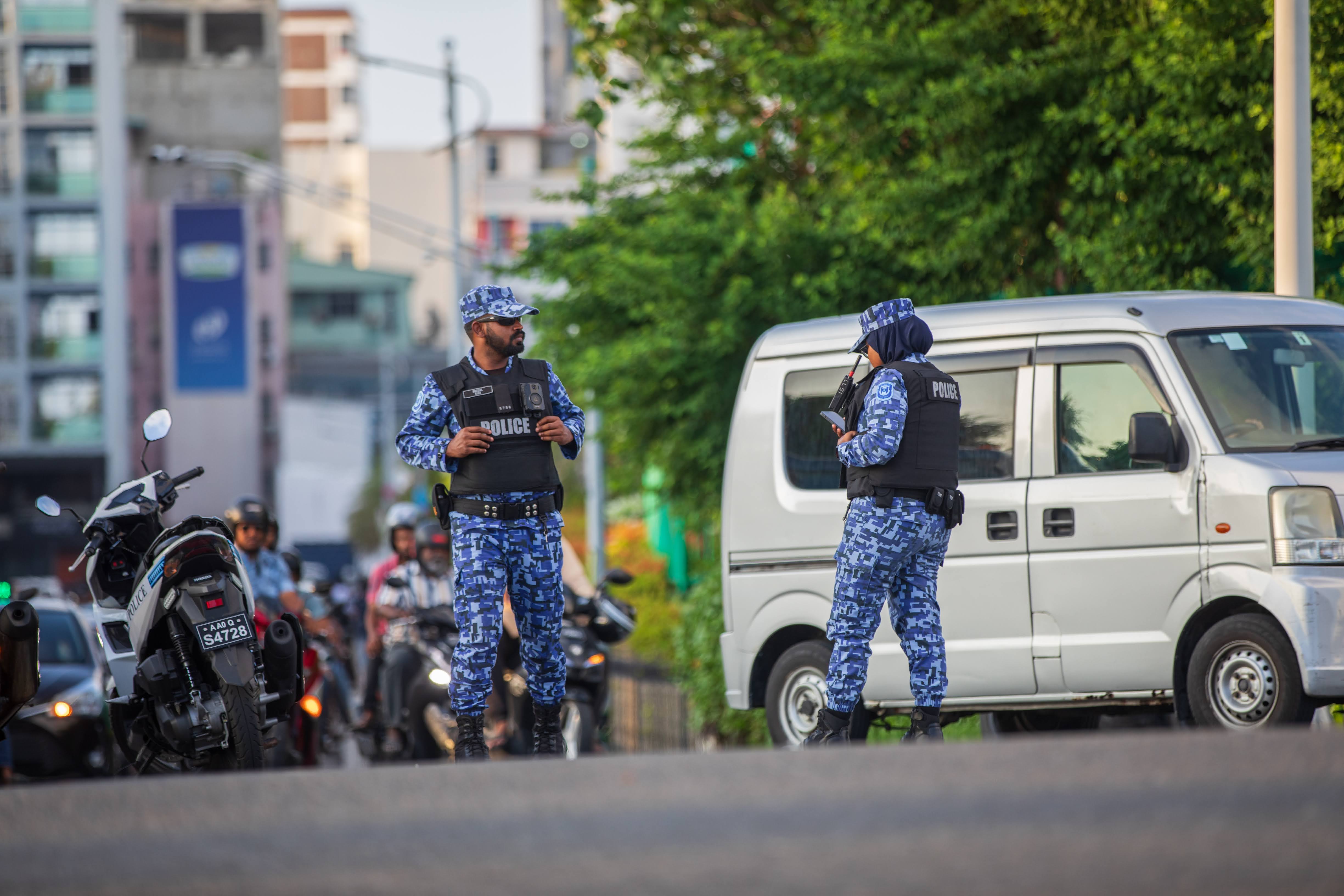 ފުލުހެއްގައި ސައިކަލުން ގަސްތުގައި ޖެއްސީ ކަމަށާއި އެއީ ފުލުހުން މިހާރު ފަށާފައިވާ އޮޕަރޭޝަނާ ދެކޮޅަށް ފުލުހުންނަށް ބިރު ދައްކަން ދިން ހަމަލައެއް ކަމަށް ފުލުހުން ސިފަކޮށްފި